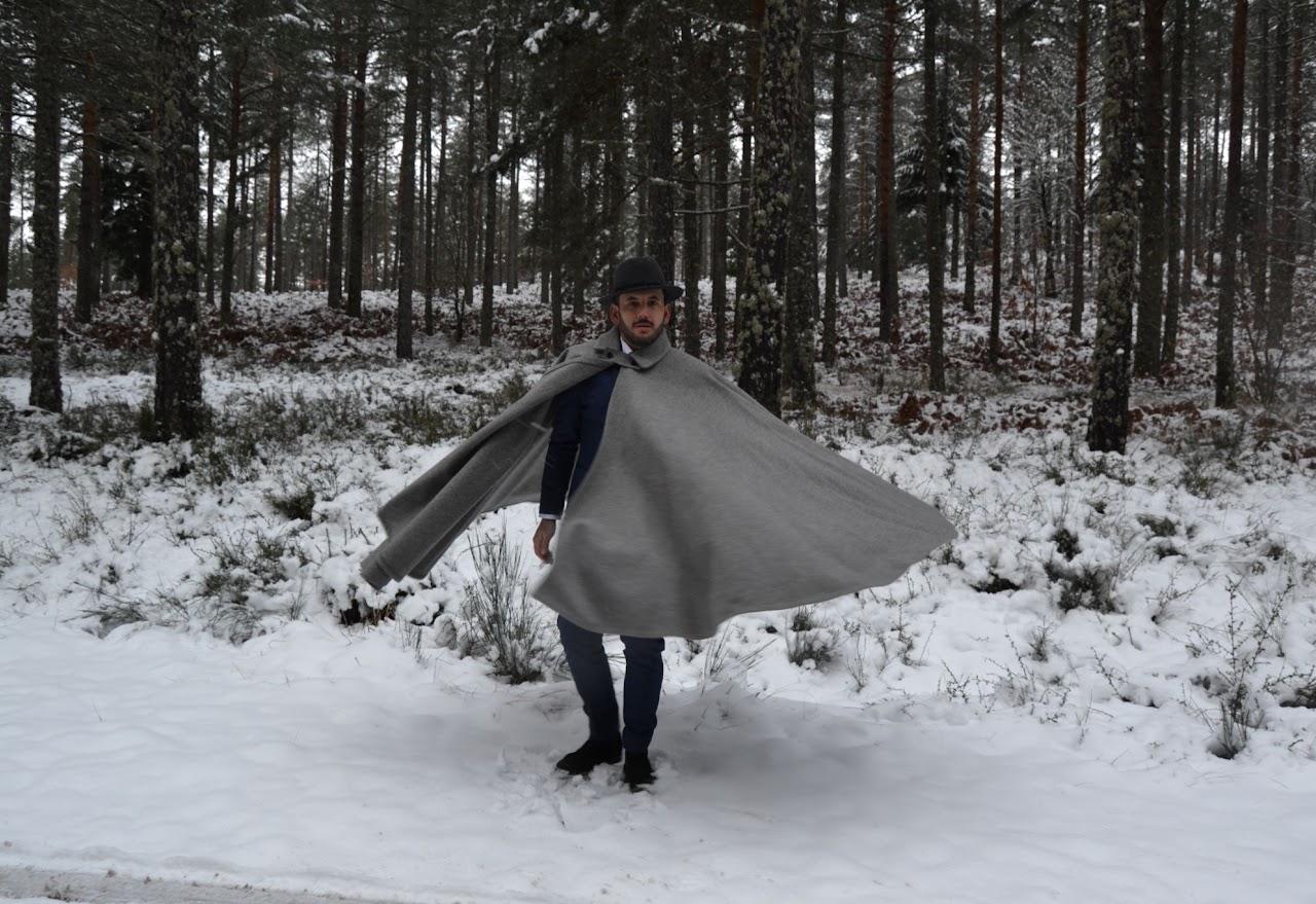 Modelo com capa em burel vermelho em Montalegre